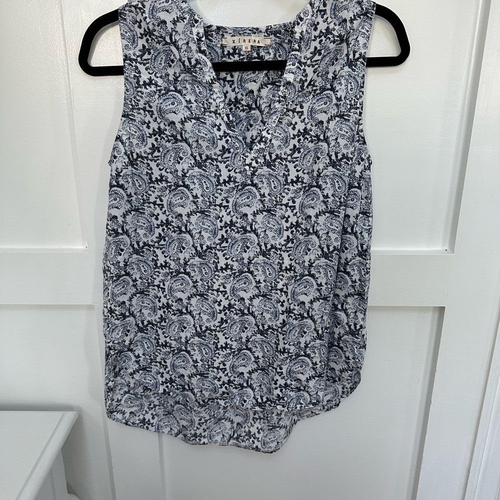 XiRENA Blue and White Sleeveless Cotton Blouse